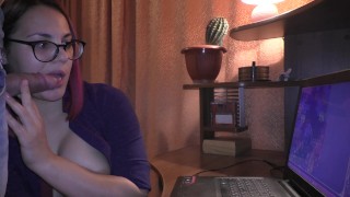 Gamer Girl does Blowjob without being distracted from the game